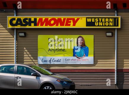 Cash Money Western Union Money Transfers Pawn Shop Store Front. Bietet Online-Zahltag Darlehen, Ratenkredite. HALIFAX, NOVA SCOTIA – AUGUST 2022 Stockfoto