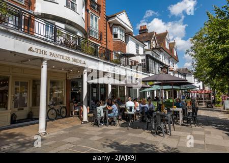 Cafés in The Pantiles, Tunbridge Wells, Kent, England, Vereinigtes Königreich, Europa Stockfoto