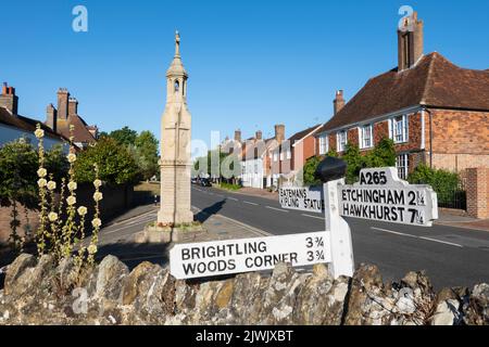 Häuser entlang der High Street und dem Kriegsdenkmal, Burwash, East Sussex, England, Vereinigtes Königreich, Europa Stockfoto