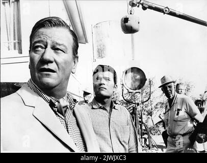 JOHN WAYNE und Sohn PATRICK WAYNE am Drehort in Arizona während der Dreharbeiten von McLINTOCK! 1963 Regisseur ANDREW V. McLaglen Original-Drehbuch James Edward Grant Batjac Productions / United Artists Stockfoto