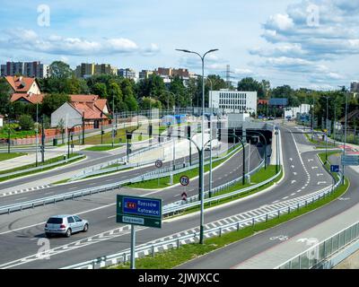 Neue Stadtautobahn in Krakau, Polen, genannt Trasa Łagiewnicka mit Tunneln, Straßenbahn und mehrstufigen Kreuzungen. Zufahrtsstraßen und spezielle Gehwege für bic Stockfoto