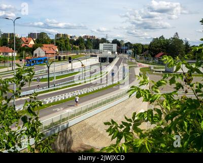 Neue Stadtautobahn in Krakau, Polen, genannt Trasa Lagiewnicka mit Tunneln, Straßenbahn und mehrstufigen Kreuzungen. Slip Ways und spezielle Gehwege für Eiseskälte Stockfoto