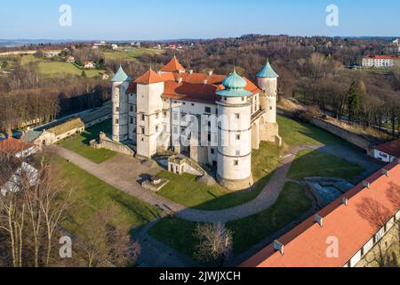 Polen. Renaissance, teilweise barockes Schloss auf dem Hügel in Nowy Wiśnicz. Derzeit im Besitz des polnischen Staates. Luftaufnahme im Frühjahr. Abendlicht Stockfoto