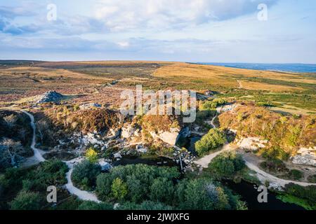 Top Down über Haytor Quarry und Haytor Rocks von einer Drohne, Dartmoor Park, Devon, England, Europa Stockfoto