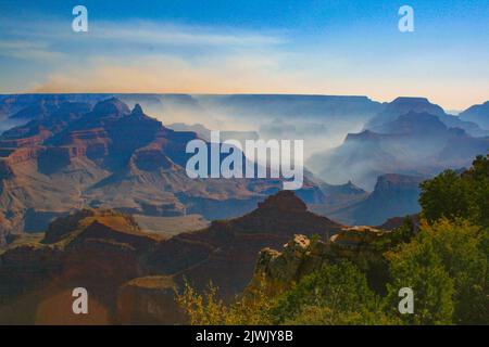 Über den Wolken – atemberaubende Aufnahmen des Grand Canyon, Arizona, am frühen Morgen vom Südrand aus Stockfoto