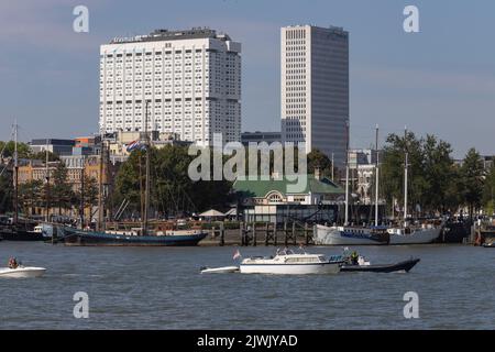 Blick über den Veerhaven in Rotterdam mit im Hintergrund das Erasmus Medical Center, Rotterdam, Niederlande Stockfoto