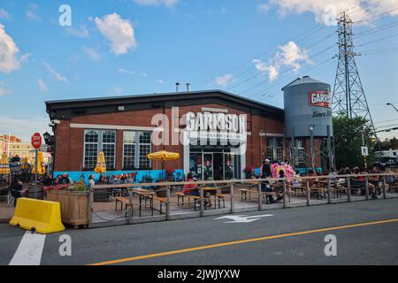 Garrison Brewing Company Brauerei Schaufenster an einem Sommernachmittag, wie die Menschen genießen ihr Essen und Trinken. HALIFAX, NOVA SCOTIA, KANADA - AUGUST 2022 Stockfoto