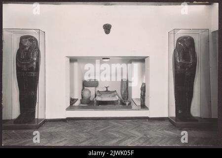 Muzeum Narodowe w Warszawie. Galerie Sztuki Starożytnej. Fragment ekspozycji egipskiej w przyziemiu - dwa sarkofagi antropoidalne oraz elementy wyposażenia grobowca. Romanowski, Henryk (1915-1984), Fotograf Stockfoto
