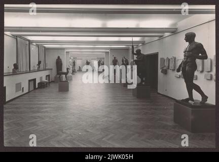 Muzeum Narodowe w Warszawie. Galerie Sztuki Starożytnej. Sala brązów - widok ekspozycji. Romanowski, Henryk (1915-1984), Fotograf Stockfoto