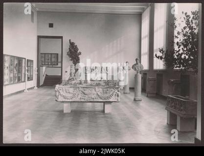 Muzeum Narodowe w Warszawie. Galerie Sztuki Starożytnej. Widok ekspozycji sztuki rzymskiej (sala 1a - sarkofagi i portety rzymskie oraz ceramika południowo-italska z IV W. p.n.E.). Romanowski, Henryk (1915-1984), Fotograf Stockfoto