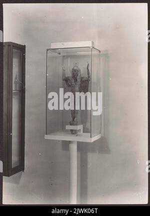 Muzeum Narodowe w Warszawie. Galerie Sztuki Starożytnej. Fragment ekspozycji sztuki egipskiej (Sala 2) - gablota z drewnianą figurką Izydy. Romanowski, Henryk (1915-1984), Fotograf Stockfoto
