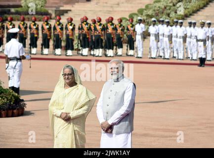 Neu-Delhi, Indien. 5. September 2022. Premierminister Narendra Modi und sein Amtskollege Scheich Hasina aus Bangladesch bei einem feierlichen Empfang auf dem Vorplatz von Rashtrapati Bhawan. Premierminister Hasina ist zu einem viertägigen Besuch in Indien und unterzeichnet wahrscheinlich Pakte über die gemeinsame Nutzung von Wasser, die Verteidigung und die gegenseitige Zusammenarbeit. (Bild: © Sondeep Shankar/Pacific Press via ZUMA Press Wire) Stockfoto