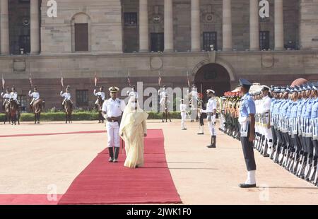 Neu-Delhi, Indien. 5. September 2022. Der Premierminister von Bangladesch, Scheich Hasina, inspiziert die Ehrenwache bei einem feierlichen Empfang auf dem Vorplatz von Rashtrapati Bhawan. Premierminister Hasina ist zu einem viertägigen Besuch in Indien und unterzeichnet wahrscheinlich Pakte über die gemeinsame Nutzung von Wasser, die Verteidigung und die gegenseitige Zusammenarbeit. (Bild: © Sondeep Shankar/Pacific Press via ZUMA Press Wire) Stockfoto