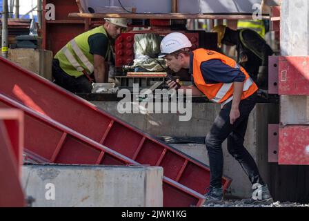 Wiesbaden, Deutschland. 06. September 2022. Stahlarbeiter arbeiten an einem Abschnitt der neuen Salzbachbrücke. Die Brücke soll 2024 wieder für den Verkehr geöffnet werden. Quelle: Boris Roessler/dpa/Alamy Live News Stockfoto