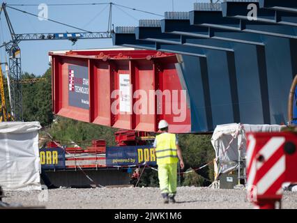 Wiesbaden, Deutschland. 06. September 2022. Stahlarbeiter arbeiten an einem Abschnitt der neuen Salzbachbrücke. Die Brücke soll 2024 wieder für den Verkehr geöffnet werden. Quelle: Boris Roessler/dpa/Alamy Live News Stockfoto