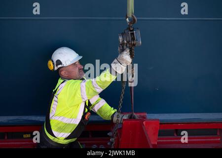 Wiesbaden, Deutschland. 06. September 2022. Stahlarbeiter arbeiten an einem Abschnitt der neuen Salzbachbrücke. Die Brücke soll 2024 wieder für den Verkehr geöffnet werden. Quelle: Boris Roessler/dpa/Alamy Live News Stockfoto