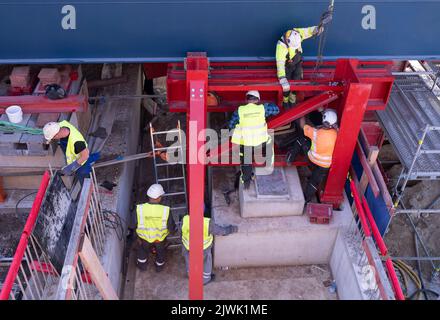 Wiesbaden, Deutschland. 06. September 2022. Stahlarbeiter arbeiten an einem Abschnitt der neuen Salzbachbrücke. Die Brücke soll 2024 wieder für den Verkehr geöffnet werden. Quelle: Boris Roessler/dpa/Alamy Live News Stockfoto