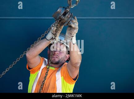 Wiesbaden, Deutschland. 06. September 2022. Stahlarbeiter arbeiten an einem Abschnitt der neuen Salzbachbrücke. Die Brücke soll 2024 wieder für den Verkehr geöffnet werden. Quelle: Boris Roessler/dpa/Alamy Live News Stockfoto