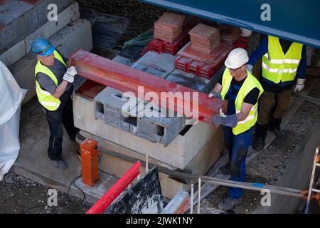 Wiesbaden, Deutschland. 06. September 2022. Stahlarbeiter arbeiten an einem Abschnitt der neuen Salzbachbrücke. Die Brücke soll 2024 wieder für den Verkehr geöffnet werden. Quelle: Boris Roessler/dpa/Alamy Live News Stockfoto