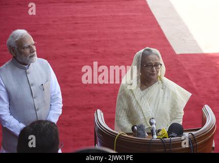 Neu-Delhi, Indien. 5. September 2022. Premierminister Narendra Modi und sein Amtskollege Scheich Hasina aus Bangladesch bei einem feierlichen Empfang auf dem Vorplatz von Rashtrapati Bhawan. Premierminister Hasina ist zu einem viertägigen Besuch in Indien und unterzeichnet wahrscheinlich Pakte über die gemeinsame Nutzung von Wasser, die Verteidigung und die gegenseitige Zusammenarbeit. (Bild: © Sondeep Shankar/Pacific Press via ZUMA Press Wire) Stockfoto