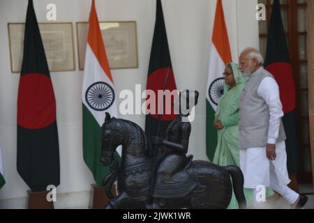 Neu-Delhi, Indien. 6. September 2022. Premierminister Narendra Modi und der Amtskollege von Bangladesch, Scheich Hasina, sind auf dem Weg zu bilateralen Gesprächen im Hyderabad-Haus. Premierminister Hasina ist zu einem viertägigen Besuch in Indien und unterzeichnet wahrscheinlich Pakte über die gemeinsame Nutzung von Wasser, die Verteidigung und die gegenseitige Zusammenarbeit. (Bild: © Sondeep Shankar/Pacific Press via ZUMA Press Wire) Stockfoto