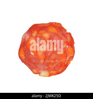 Einzelne Scheibe Chorizo Wurst Schuss von oben isoliert auf weißem Hintergrund mit Beschneidungspfad Stockfoto