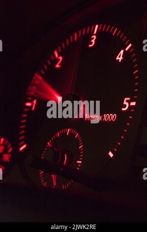 Nahaufnahme eines roten Drehzahlmessers in einem Armaturenbrett Stockfoto