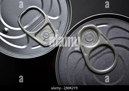 Zwei Konservendosen Schuß von oben mit Ring ziehen Stockfoto