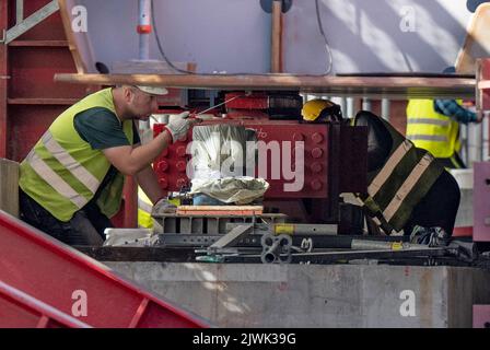 Wiesbaden, Deutschland. 06. September 2022. Stahlarbeiter arbeiten an einem Abschnitt der neuen Salzbachbrücke. Die Brücke soll 2024 wieder für den Verkehr geöffnet werden. Quelle: Boris Roessler/dpa/Alamy Live News Stockfoto