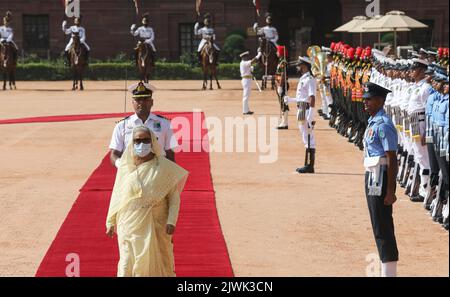 Neu-Delhi, Indien. 06. September 2022. Der Premierminister von Bangladesch, Sheikh Hasina, wurde während des feierlichen Empfangs im Rashtrapati Bhavan in Neu-Delhi gesehen. Sie war auf einem viertägigen Besuch in Indien. Der indische Premierminister Modi und der Premierminister von Bangladesch, Sheikh Hasina, diskutieren über Fragen in Bezug auf Verteidigung, Handel und Konnektivität. Indien und Bangladesch werden wahrscheinlich Pakte über den Wasseraustausch am Kushiyara-Fluss, die Ausbildung und DIE IT-Zusammenarbeit in den Bereichen Eisenbahn, Wissenschaft und Raumfahrt unterzeichnen. Kredit: SOPA Images Limited/Alamy Live Nachrichten Stockfoto