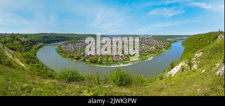 Fantastischer Blick auf den Frühling auf den Dnister River Canyon. Blick auf Zalishchyky Stadt, Ternopil Region, Ukraine. Stockfoto