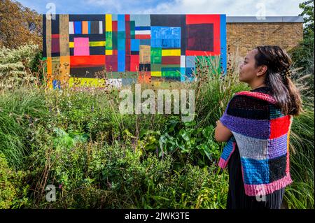 London, Großbritannien. 6. September 2022. DzidzƆ kple amenuveve (Joy and Grace), 2021-22 - Vorschau auf den letzten Wandgemälde-auftrag des verstorbenen Malers, Grafikers, unabhängigen Kunsthistorikers und Kurators Atta Kwami (1956 - 2021) in Serpentine North. Es entstand aus dem Gewinn des Maria-Lassnig-Preises 2021 und stammt aus einem Gemälde, das Kwami kurz vor seinem Tod nacharbeitete - es wurde von der Witwe des Künstlers Pamela Clarkson gemalt. Kredit: Guy Bell/Alamy Live Nachrichten Stockfoto