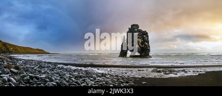 Der trinkende Elefant oder Nashorn, Basalt Stapel Hvitserkur entlang der östlichen Küste der Halbinsel Vatnsnes, im Nordwesten Islands. Super Rock Structu Stockfoto