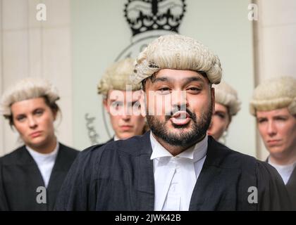 London, Großbritannien. 06. September 2022. Barristers vor dem Obersten Gerichtshof in Westminster heute Morgen. Kriminelle Barrists in England und Wales haben gestern einen unbestimmten, ununterbrochenen Streik über die Anwaltsätze und sinkende Realeinkommen begonnen. Kredit: Imageplotter/Alamy Live Nachrichten Stockfoto