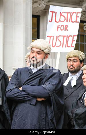 London, Großbritannien. 06. August 2022. Barristers vor dem Obersten Gerichtshof in Westminster heute Morgen. Kriminelle Barrists in England und Wales haben gestern einen unbestimmten, ununterbrochenen Streik über die Anwaltsätze und sinkende Realeinkommen begonnen. Kredit: Imageplotter/Alamy Live Nachrichten Stockfoto