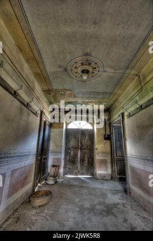 Italien, September 2022. Urbex. Korridor eines verlassenen Hauses, hdr. Stockfoto