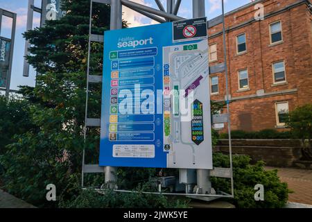 Halifax Seaport Kreuzfahrtterminal Waterfront Schild, wichtige Sehenswürdigkeiten, Informationen, Sehenswürdigkeiten, HALIFAX, NOVA SCOTIA, KANADA – AUGUST 2022 Stockfoto