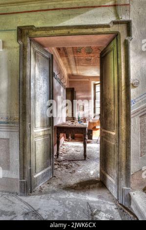 Italien, September 2022. Urbex. Korridor eines verlassenen Hauses, hdr. Stockfoto