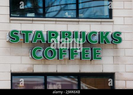 STARBUCKS-KAFFEE-Schild am Schaufenster. Starbucks Standorte servieren weltweit heiße und kalte Getränke aller Art. HALIFAX, NOVA SCOTIA, KANADA - AUGUST 2022 Stockfoto