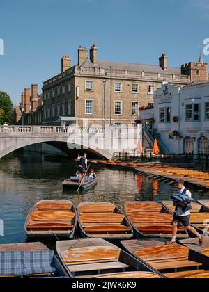 Vorbereitung der Stunts auf Scudamore's Boatyard Punt Station Cambridge Cambridgeshire England UK - Touristik Boote mieten Stockfoto