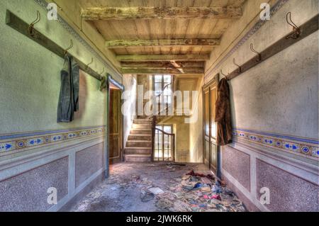 Italien, September 2022. Urbex. Korridor eines verlassenen Hauses, hdr. Stockfoto