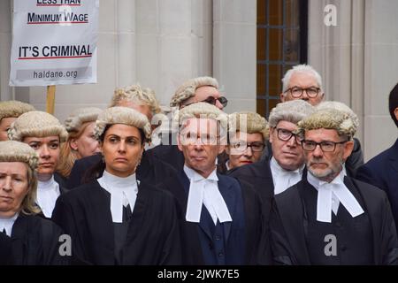 London, Großbritannien. 6.. September 2022. Kriminelle Barrists versammelten sich vor dem Obersten Gerichtshof, als sie ihren unbefristeten Streik über die Bezahlung begannen. Kredit: Vuk Valcic/Alamy Live Nachrichten Stockfoto