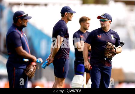 Südafrika-Cheftrainer Mark Boucher (rechts) während der Nets-Sitzung im Kia Oval, London. Bilddatum: Dienstag, 6. September 2022. Stockfoto