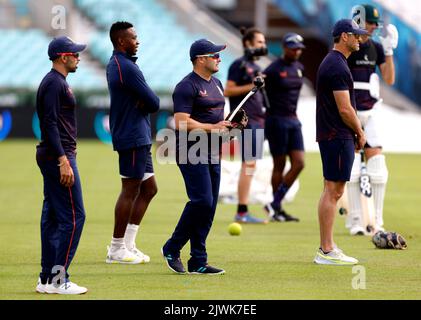 Südafrika-Cheftrainer Mark Boucher (Mitte) während der Nets-Sitzung im Kia Oval, London. Bilddatum: Dienstag, 6. September 2022. Stockfoto