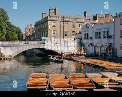 Vorbereitung der Stunts auf Scudamore's Boatyard Punt Station Cambridge Cambridgeshire England UK - Touristik Boote mieten Stockfoto