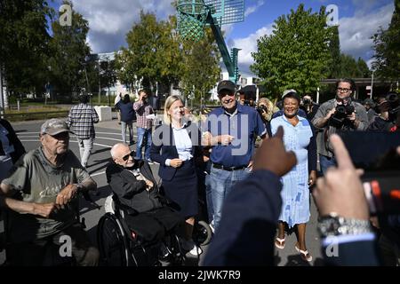 Stockholm, Schweden, 04. September 2022. Die schwedische Premierministerin Magdalena Andersson (C), Parteivorsitzende der Sozialdemokraten, trifft sich am 05. September 2022 mit Menschen, die im Stadtteil Tjarna Angar der Stadt Borlange, Schweden, leben. Andersson kämpft vor den Parlamentswahlen am 11. September in Borlange und Falun. Foto: Pontus Lundahl / TT / Code 10050 Stockfoto