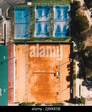 Drone-Ansicht von oben auf den Tennis- und Padel-Plätzen in einem öffentlichen Sportbereich Stockfoto