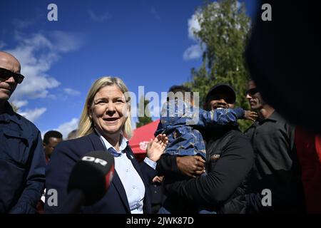 Stockholm, Schweden, 04. September 2022. Die schwedische Premierministerin Magdalena Andersson (C), Parteivorsitzende der Sozialdemokraten, trifft sich am 05. September 2022 mit Menschen, die im Stadtteil Tjarna Angar der Stadt Borlange, Schweden, leben. Andersson kämpft vor den Parlamentswahlen am 11. September in Borlange und Falun. Foto: Pontus Lundahl / TT / Code 10050 Stockfoto