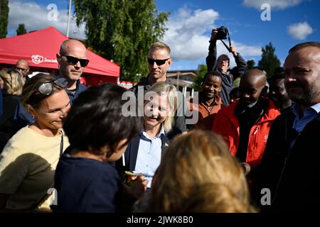 Stockholm, Schweden, 04. September 2022. Die schwedische Premierministerin Magdalena Andersson (C), Parteivorsitzende der Sozialdemokraten, trifft sich am 05. September 2022 mit Menschen, die im Stadtteil Tjarna Angar der Stadt Borlange, Schweden, leben. Andersson kämpft vor den Parlamentswahlen am 11. September in Borlange und Falun.Foto: Pontus Lundahl / TT / Code 10050 Stockfoto