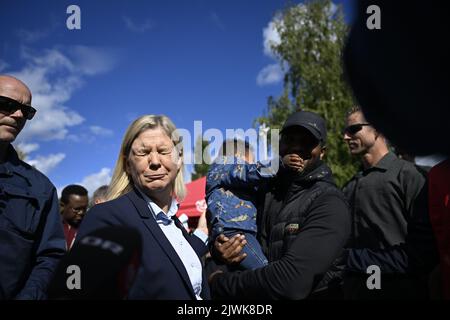 Stockholm, Schweden, 04. September 2022. Die schwedische Premierministerin Magdalena Andersson (C), Parteivorsitzende der Sozialdemokraten, trifft sich am 05. September 2022 mit Menschen, die im Stadtteil Tjarna Angar der Stadt Borlange, Schweden, leben. Andersson kämpft vor den Parlamentswahlen am 11. September in Borlange und Falun. Foto: Pontus Lundahl / TT / Code 10050 Stockfoto